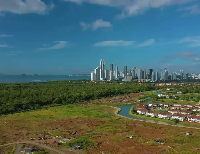 Invertir en proyectos residenciales en Panamá si vives en Bolivia: lo que debes saber